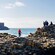 Visitantes caminando por las piedras de Giant's Causeway